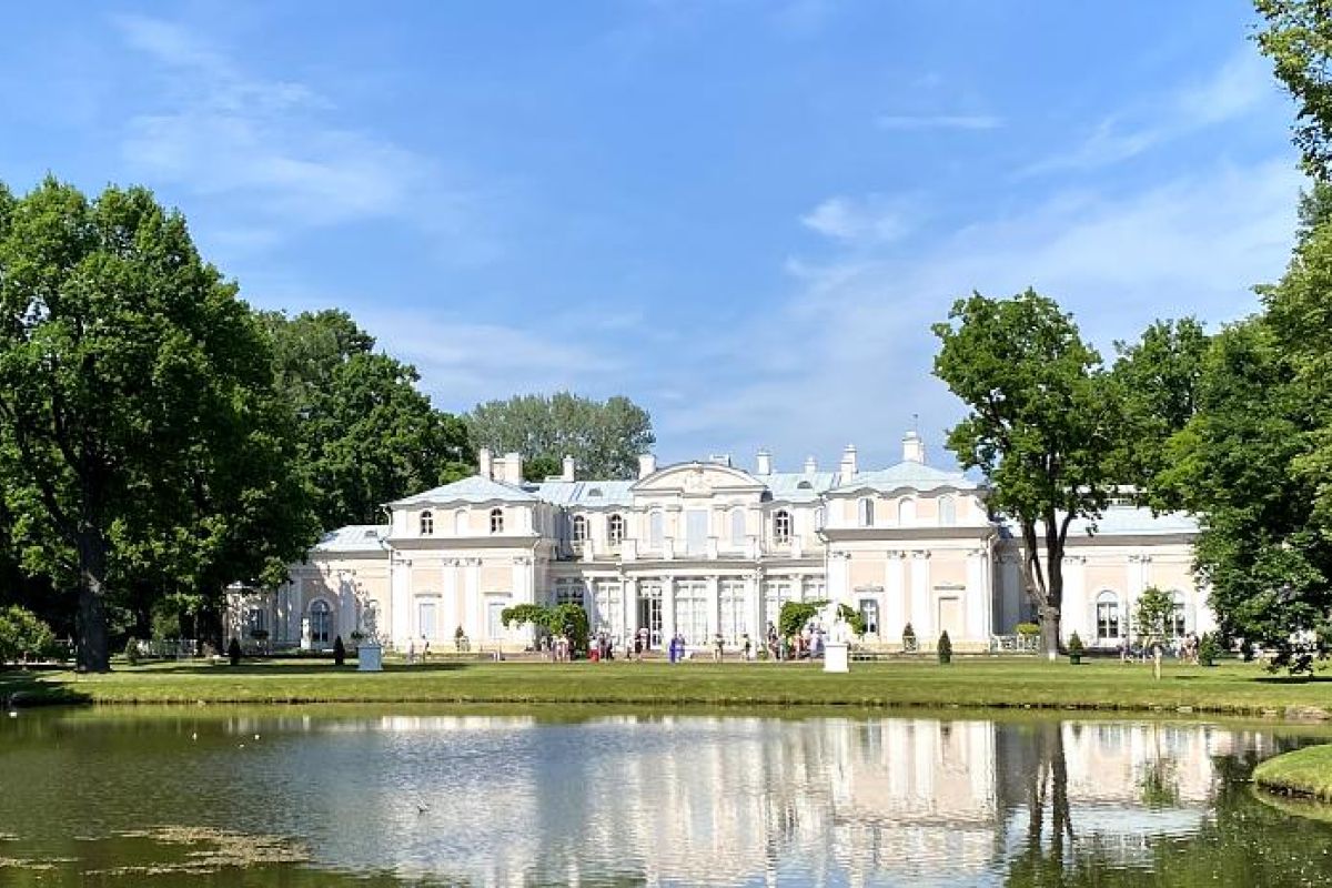 Экскурсия в Ораниенбаум. Большой Меншиковский дворец. Петергоф. Нижний Парк
