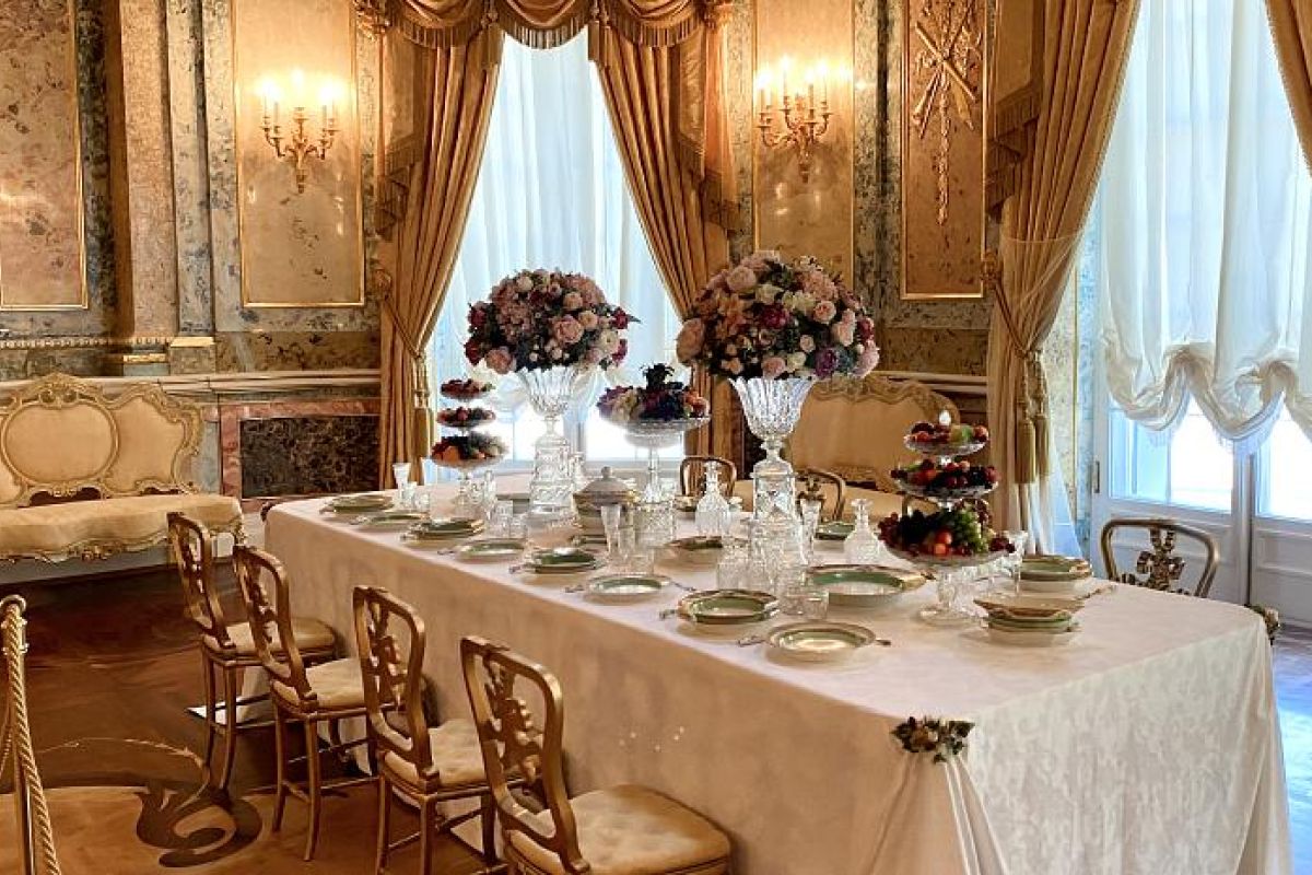 Экскурсия в Ораниенбаум. Большой Меншиковский дворец. Петергоф. Нижний Парк