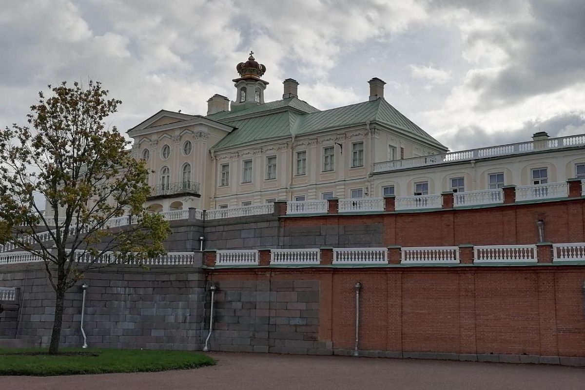 Экскурсия в Ораниенбаум. Большой Меншиковский дворец. Петергоф. Нижний Парк