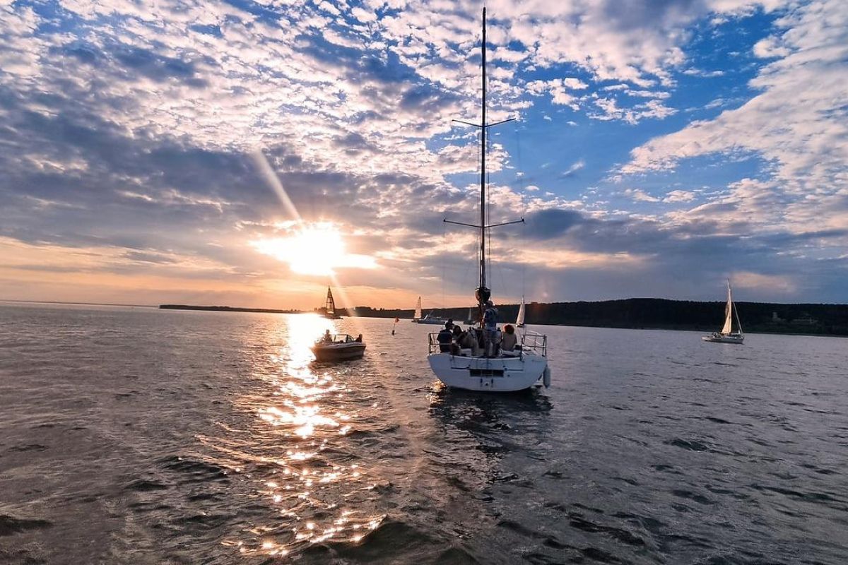 Яхты, море и шампанское.