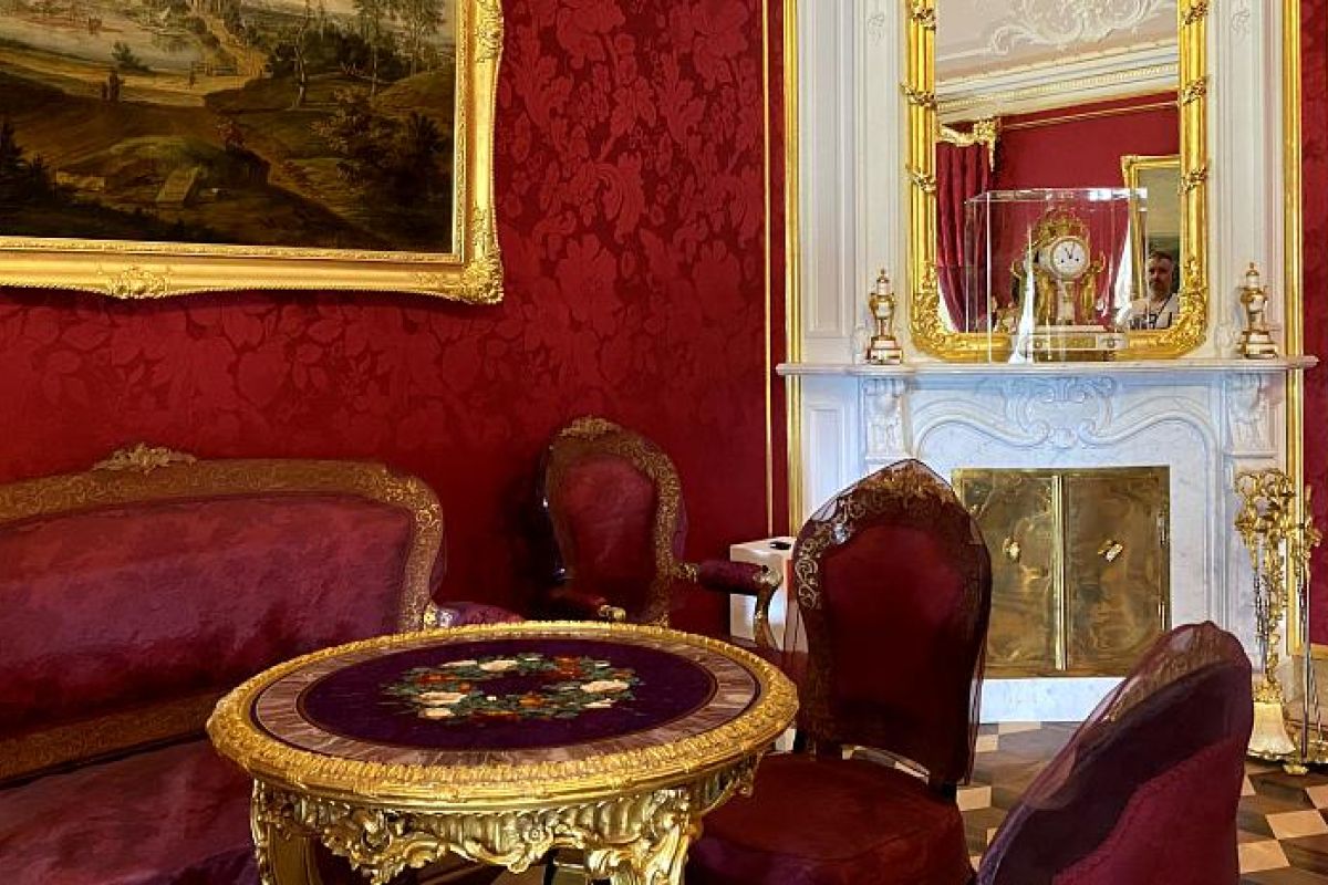 Экскурсия в Ораниенбаум. Большой Меншиковский дворец. Петергоф. Нижний Парк