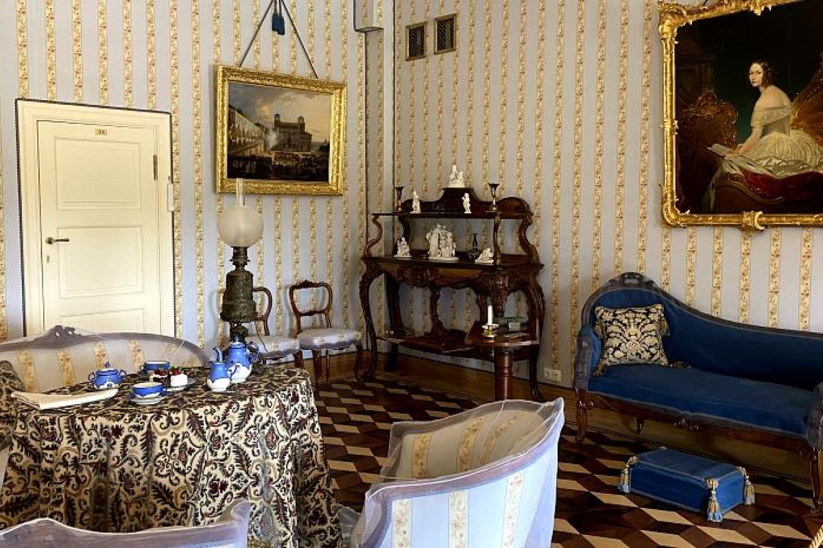 Экскурсия в Ораниенбаум. Большой Меншиковский дворец. Петергоф. Нижний Парк